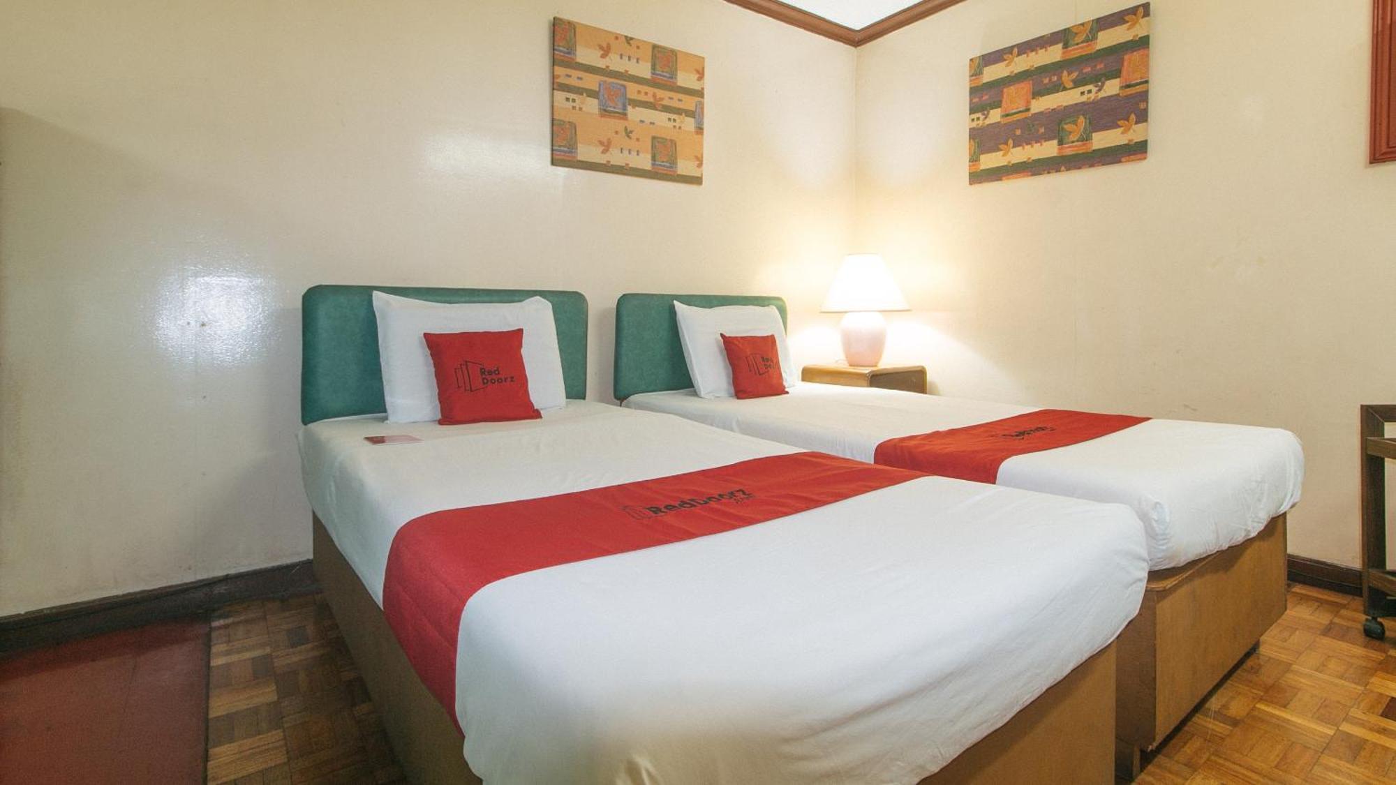Reddoorz At Broadway Court Apartelle كويزون سيتي المظهر الخارجي الصورة