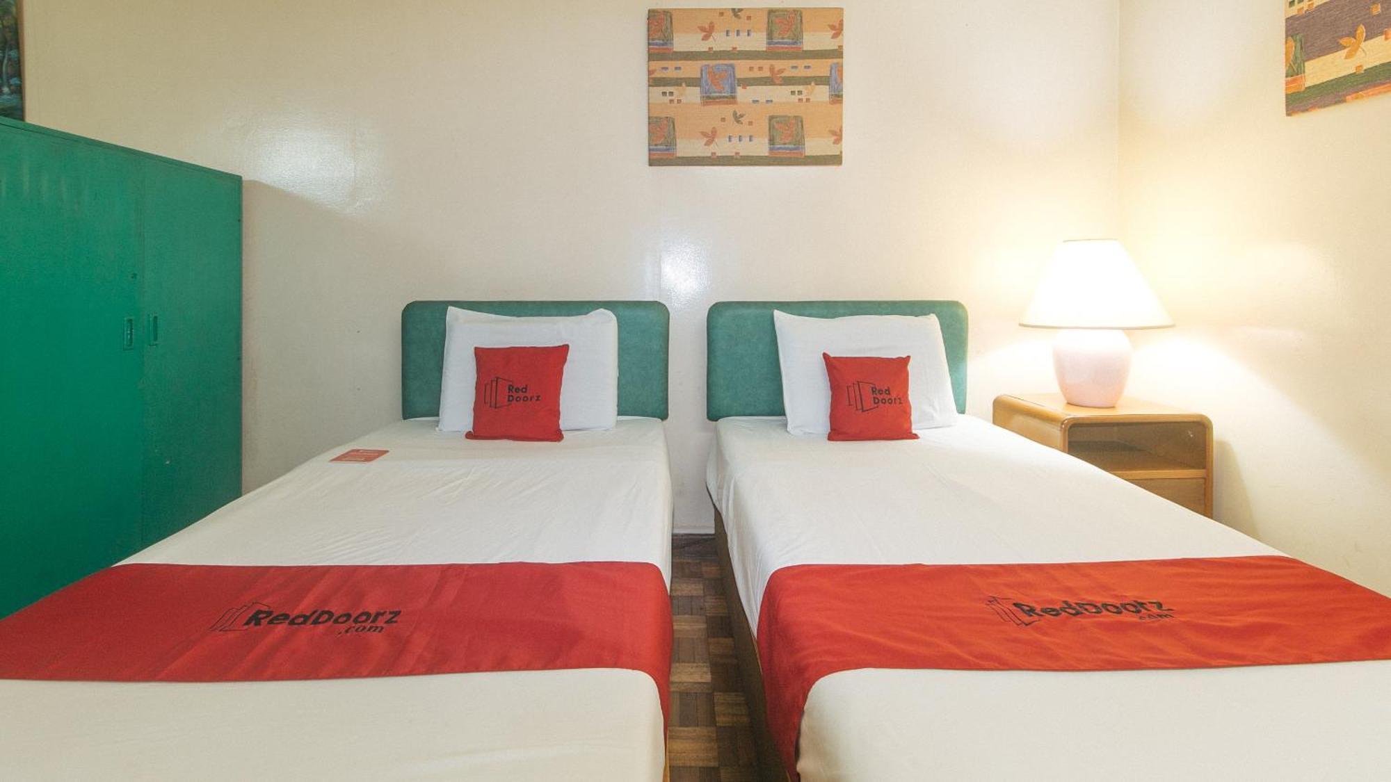 Reddoorz At Broadway Court Apartelle كويزون سيتي المظهر الخارجي الصورة