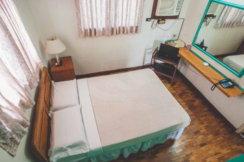 Reddoorz At Broadway Court Apartelle كويزون سيتي المظهر الخارجي الصورة